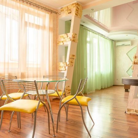 Big Studio Apartment Near River Mall Kiev Eksteriør billede