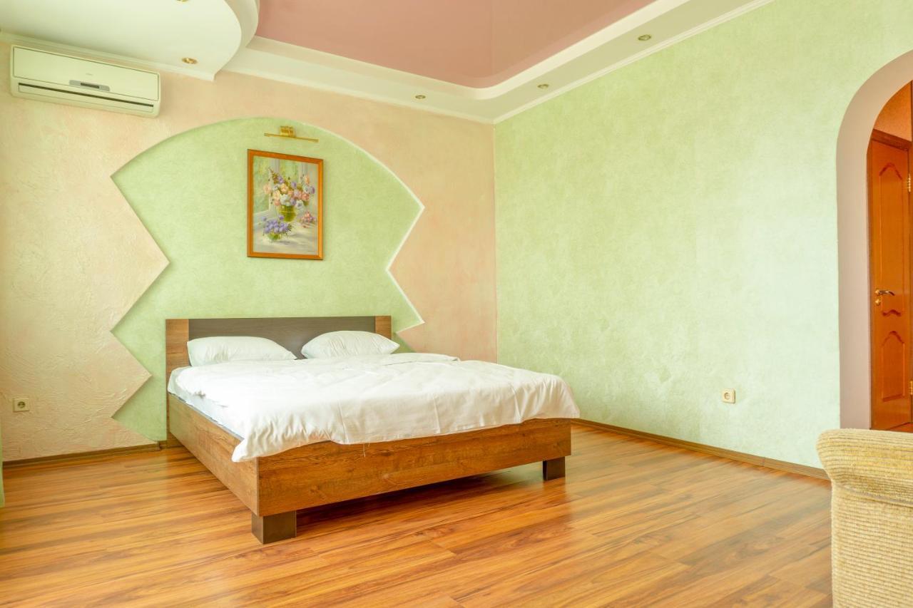 Big Studio Apartment Near River Mall Kiev Eksteriør billede